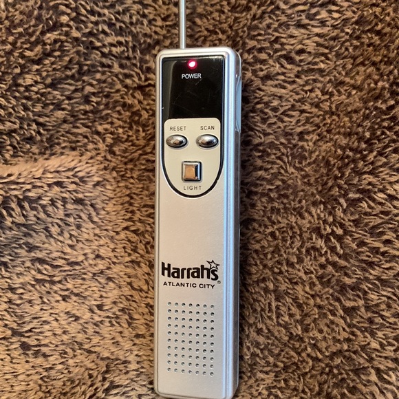 Harrahs Atlantic City Pocket Radio Flashlight Headphone Portable FM tuning - Picture 3 of 5